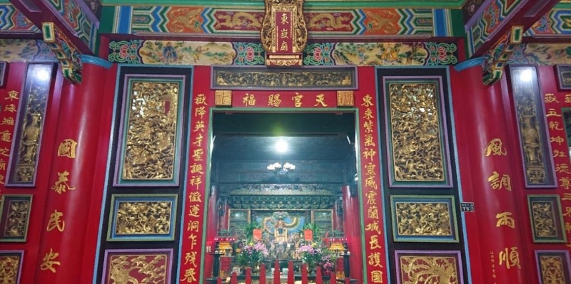 圖3：東嶽廟三川殿之壁垛與封柱，可見藝師蔡榮華與書法家康介珪作品。（圖片來源：洪靖翔 攝）