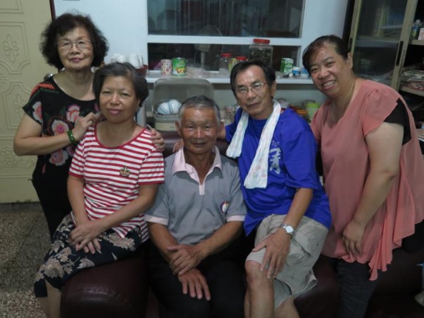 圖2：蔡文慶與採訪團隊合影。