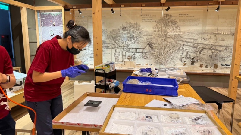 圖1：同仁將卸展文物一一拍照，以確認在展示過程中是否產生損傷。