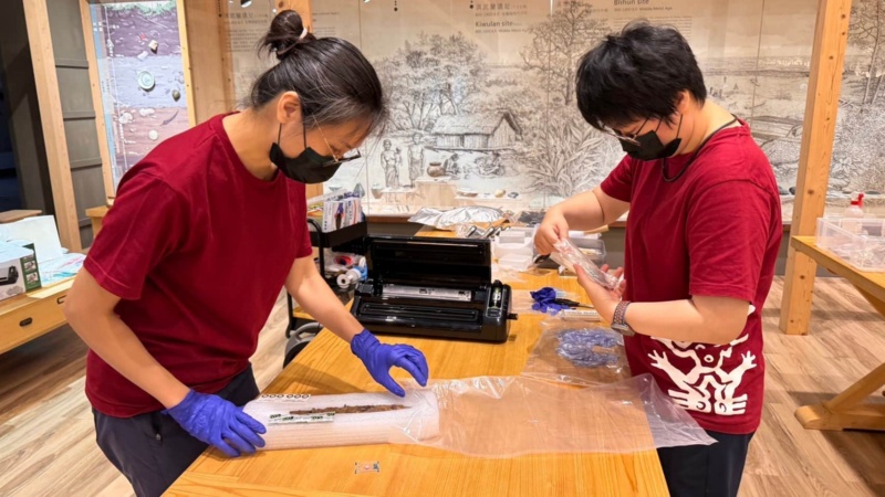 圖2：卸展的鐵器文物會以填充材固定後套入塑膠套抽真空，達到保護的效果。