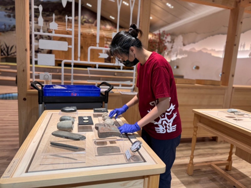 圖4：文物擺放完成後進行最後的微調。