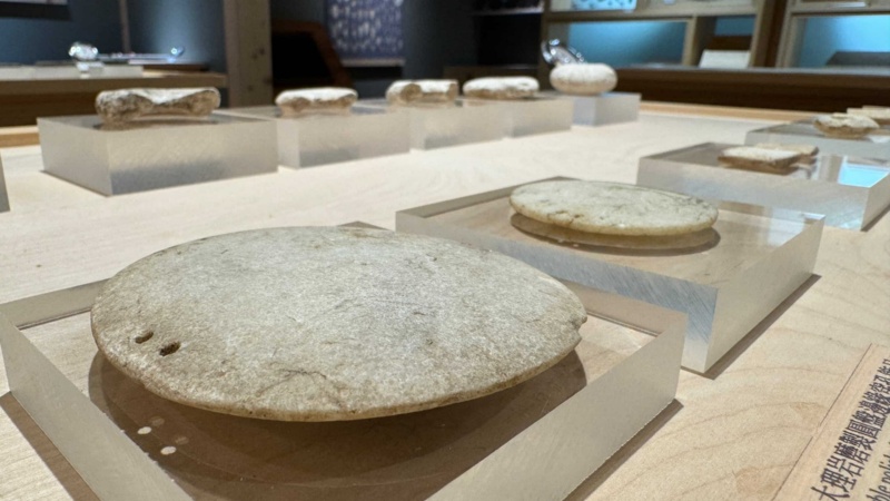 圖5：本次展出的石製文物，據推測可能是耳飾或頭飾。