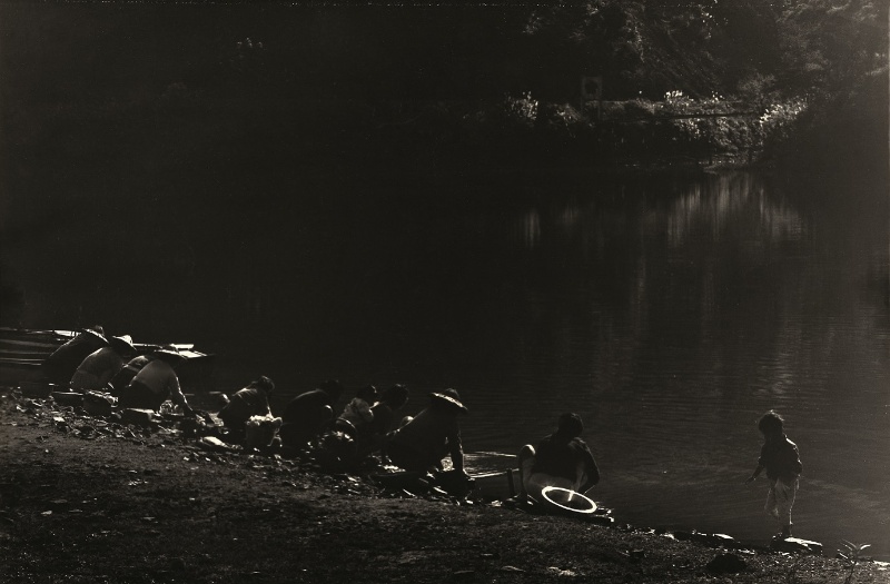 圖12：有10位婦女在河邊同時洗衣服，一個未上學的小朋友在水邊等候。