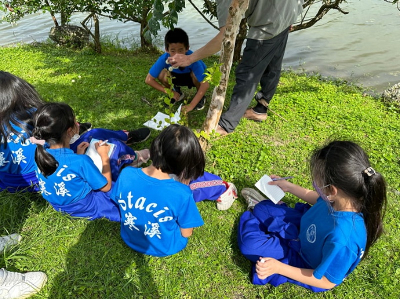 圖3：黃瀚嶢老師帶領學生觀察園區植株。（彭仁怡 攝）