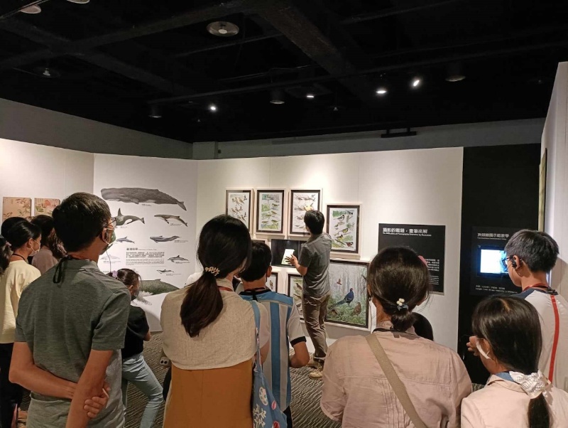 圖6：學員們參觀特展並從中認識何謂科學繪圖。（嚴麗 攝）