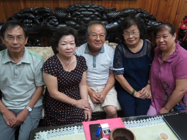 圖2：賴儒練與採訪團隊合影。