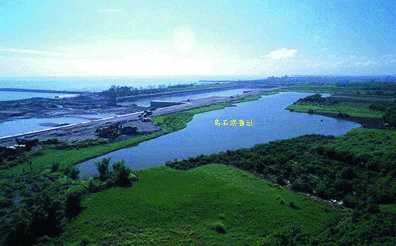 圖3：烏石港的舊址只剩一片沼澤，而海岸邊為後來興建的烏石新港。 ( 來源：宜蘭文化局。)