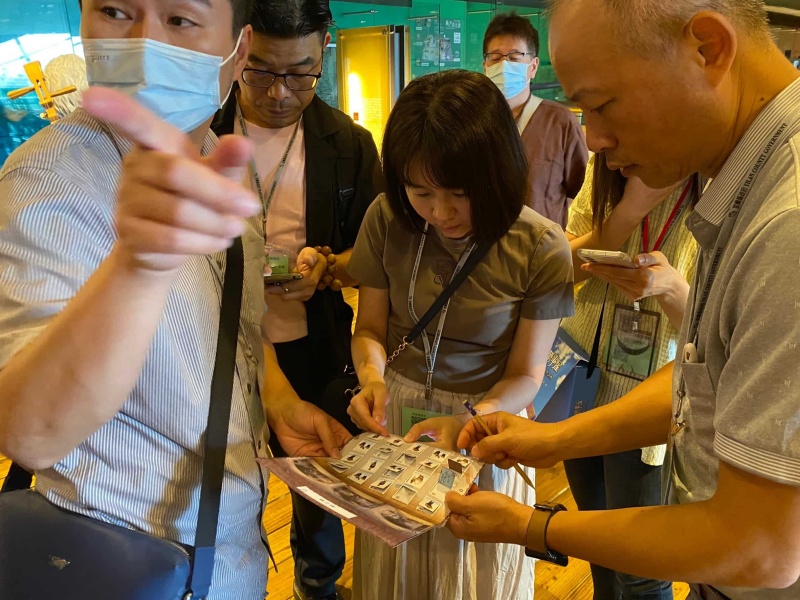 圖1：人事處同仁於本館3樓平原層頭城老街模型前進行解謎。