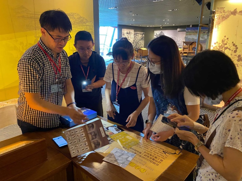 圖2：人事處同仁於本館3樓平原層頭城搶孤模型前進行解謎。