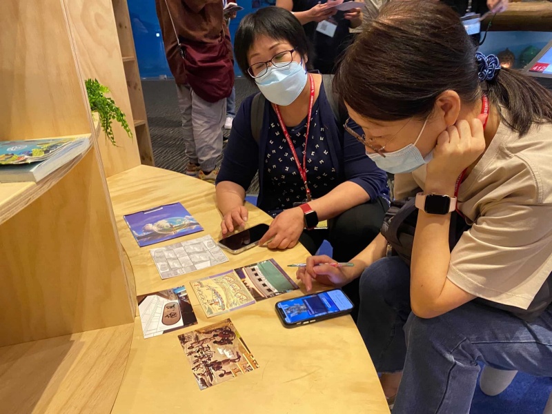 圖3：人事處同仁於本館2樓海洋繪本區進行解謎。