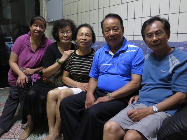 圖2：鄭容吉與採訪團隊合影。