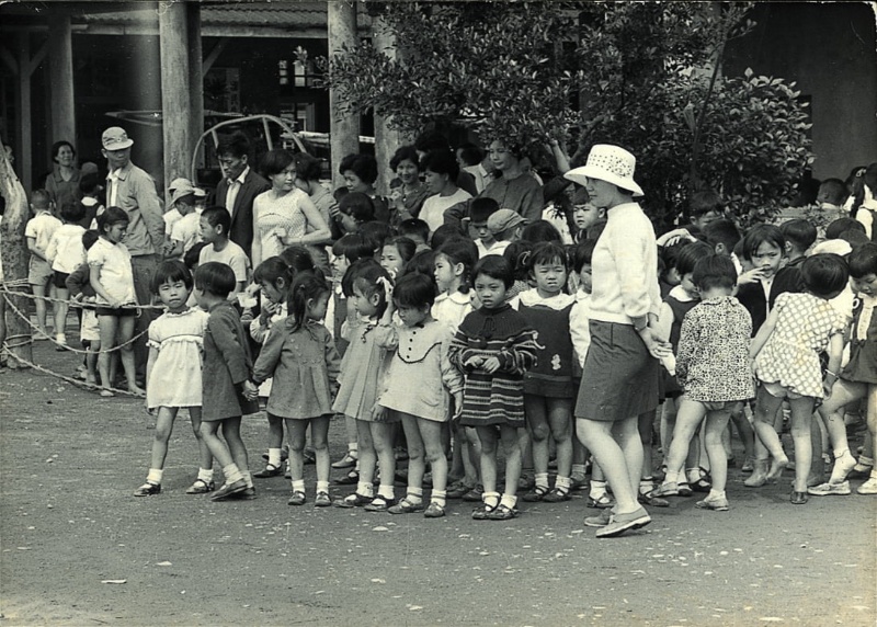 圖2：林立偉幼兒園的小朋友跟老師家長在戶外參加活動。