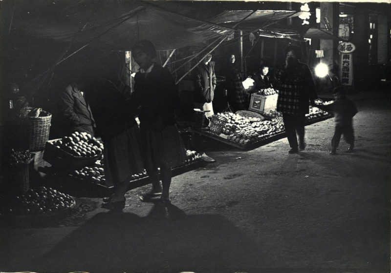 圖8：羅東夜市逛著水果攤的人群。