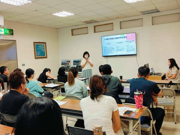 圖6：文化部文化資產局古物遺址組遺址科黃云亭科長講授「重大營建工程策定與考古遺址保存之實務分析」課程。