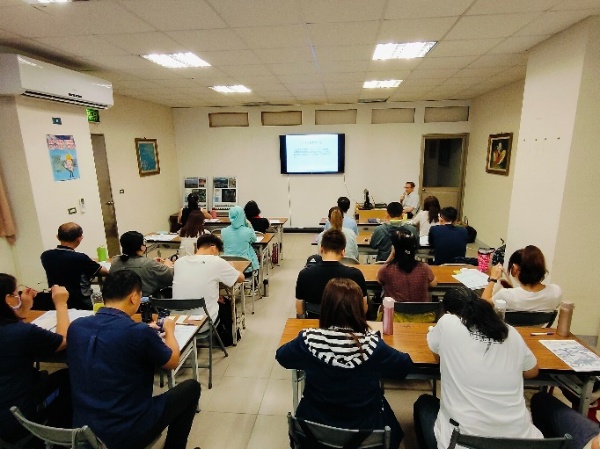 圖9：國立臺灣大學人類學系陳有貝教授講述「開發工程與遺址法規－兼談宜蘭新城遺址」課程。