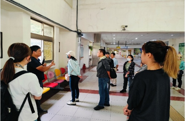 圖10：花蓮縣考古博物館典藏研究組尹意智組長於出發前於蘇澳新站介紹新城遺址。