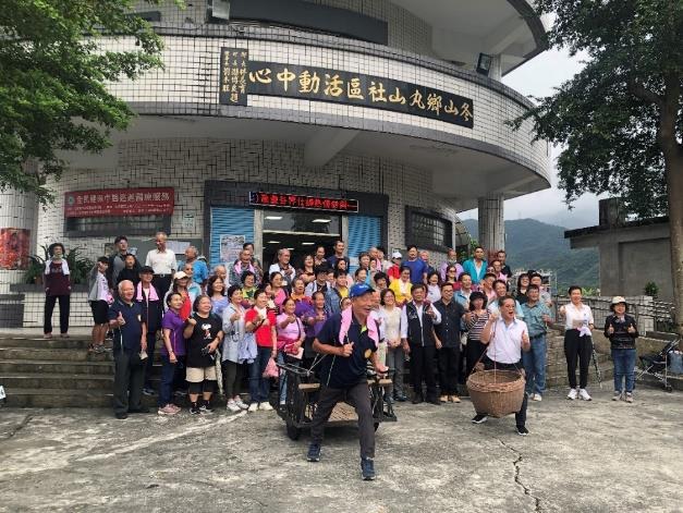圖 15：2024 年丸聚總動員大家在社區活動中心前出發合影。