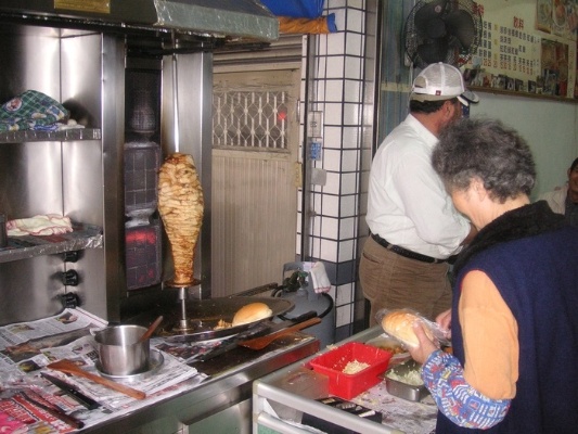 Tony正與丈母娘一起製作沙威瑪。