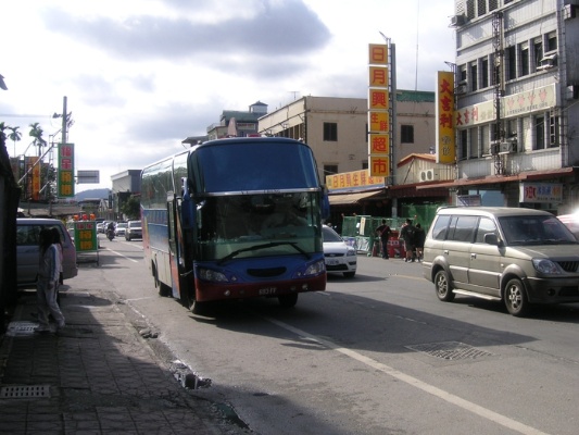 許多遊客搭乘遊覽車順道來此嚐鮮。