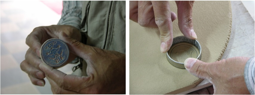 左圖：壓磨及裁切：先刻好圖騰模型或進行雕刻（製作系列商品之一－項鍊） / 右圖：陰乾：看物件大小及天候條件間長短，以蘭博陶製項鍊，約需一週時間（製作系列商品之二－陶雕裝飾品）