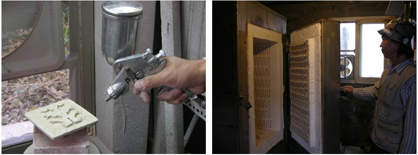 左圖：噴釉 / 右圖：進窯：進電爐燒，加熱1220ﾟC，約需26小時。