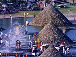 宜蘭國際童玩藝術節自民國85年舉辦以來，不但表演的團隊逐年增加，參觀的人潮每年均達數十萬人次以上，可見活動確有其引人之處，活動的內容雖然脫離不了原先架構的範疇，皆以「表演」、「展覽」及「遊戲」為主軸。圖片來源：王秋霖提供。