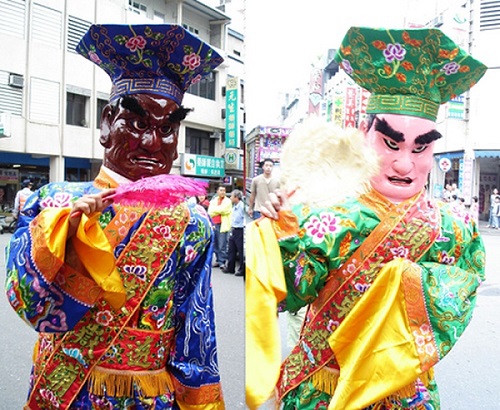 圖三：目前出巡時可看見一大一小的兩對日、夜遊巡，小尊日、夜遊巡即是大正年間所組。