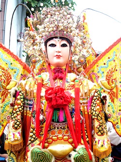 圖十：本尊宮主為武裝打扮，服飾的上半部與戰甲相同，即以立面繡於正面及兩側手臂各繡出一隻獅頭繡樣。