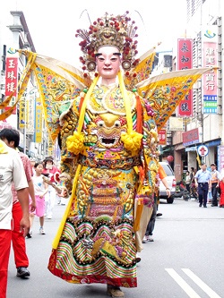 圖十三：三爵子與日、夜遊巡同屬興安堂所有，乃興安堂內會員聘請頭城地區精於神像雕刻的師傅羅阿忠先生模仿大爵子之神韻雕刻而成，但其面貌與大爵子仍有差異。