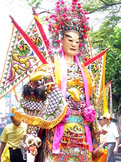 圖十四：四爵子亦為本地師傅羅阿忠先生之作品，相貌乃仿大爵子而來，但此時期的頭部雕刻尺寸已較前期為大，所以四爵子的臉部較其他爵子來得大且瘦長。