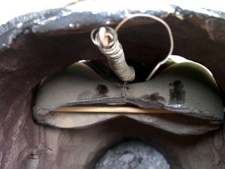 眼睛的作法通常是在一塊長形木頭上雕刻出兩個眼睛，並用一支竹篾做為支架(註7)，利用竹篾的彈性，固定於兩側。