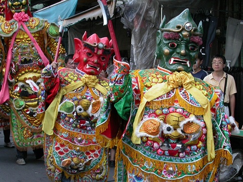 對比色較為常見的有前述之謝（白臉）、范（黑臉）將軍、周蒼（黑臉）、關平（白臉）、千里眼（綠臉）、順風耳（紅臉）。