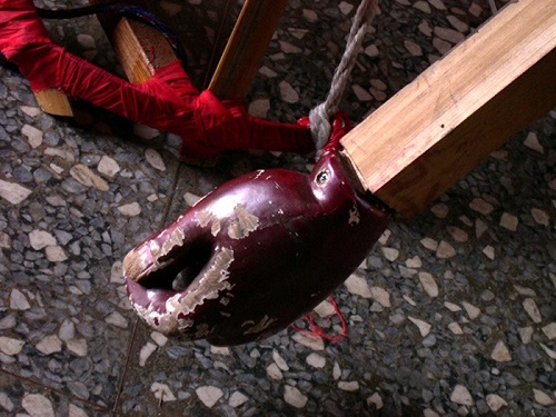 當頭部雕刻完成，師傅便再進行手掌部位的雕刻，因大神尪均有手持物，大神尪手掌採取握姿。