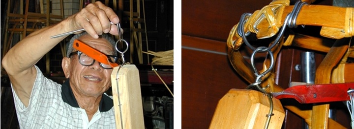 左圖：骨架大致成形，師傅便開始進行手臂的安裝，手臂是使用事先裁好的方形木材利用鐵片及鐵鍊等物固定於兩側。 / 右圖：上下手臂間利用鐵片相接而成一L形，且可視需要做成固定式或活動式二種手臂。