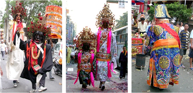 左圖：謝將軍穿白長衫，范將軍則穿黑色或深藍色長衫。 / 中圖：近代，謝、范將軍所穿服飾漸顯得繁複，單色式樣被繡滿卍字、牡丹花、蝙蝠吉祥圖紋的長衫所取代。 / 右圖：福德正神穿藍色長衫，服上之繡樣以「壽」字為主體，繁複者多繡滿壽字。