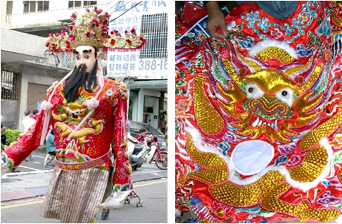 蟒袍是由職位較高的文官所穿戴，如陰陽司、文判、財神、鍾馗等，蟒袍服色以紅色系居多，也有其他服色製成，特點在於整套神衣以龍形圖案為主要圖紋。