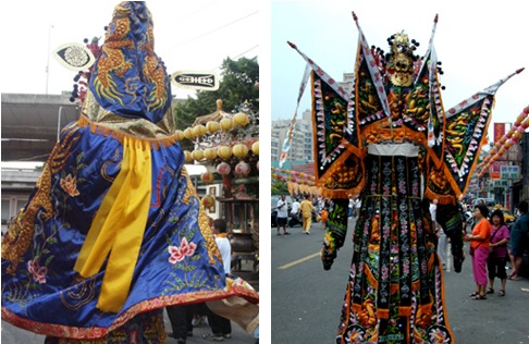 左圖：部份文官或屬於主神性質的大神尪，如陰陽司、關聖帝君等大神尪，在其所穿著之蟒袍外，會再罩上一件斗蓬（也稱披風）。右圖：戰甲式樣是目前最為常見的大神尪服飾