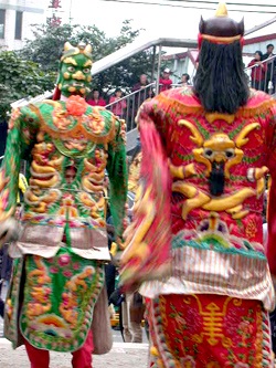 馬掛甲的服飾形式多見千里眼、順風耳二位將軍所穿戴，屬上服下甲的形式。