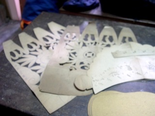 帽冠的製作，早期製作上分前眉後筒兩部分來處理。