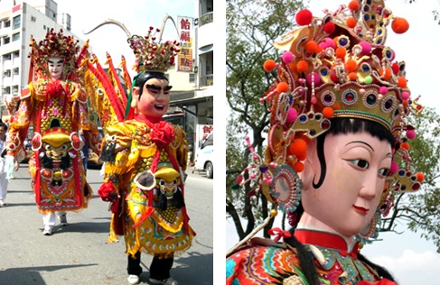 左圖：太子盔側面呈現倒勾圓弧狀，有時會在兩側加上長長羽翎。 / 右圖：五鳳（佛）盔，由女大神尪配戴，後面為天官鎖，下方綴以流蘇，兩側或上方會有鳳凰圖樣。