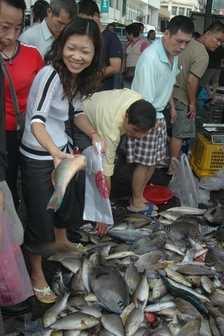 鬧熱的販魚地方