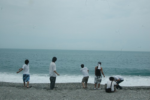 一般城鎮的海灘意象大多屬於情侶之間的浪漫，南方澳的男女老少卻如飲水般，視港邊、海岸如同道路的延伸，整天與海波浪共舞。
