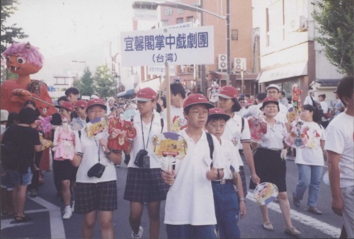 孝威「宜馨閣掌中劇團」在日本長野縣飯田市參加當地的人形藝術祭典與演出