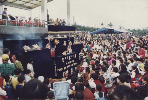 86年元旦當天，孝威「宜馨閣掌中劇團」在三星蔥蒜節的表演活動讓我們體會到人山人海的盛況，成功的背後，只有不斷的努力才能回報盛情。
