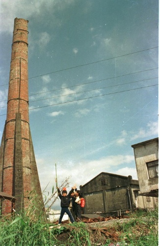 台灣光復第二年宜蘭橋頭的糖廠經營了17年之後關閉，但它的煙囪繼續聳立了20幾年後才拆除(吳敏顯攝)