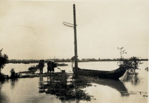 當大水淹過道路和橋面時，採沙的駁仔船只能繫在路燈桿避難(吳鳳鳴攝)