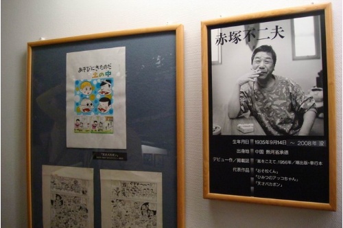 展場裡的作品都是由矢口先生引介、邀請100位日本知名的漫畫家，以無條件、無期限的方式提供館方展出。