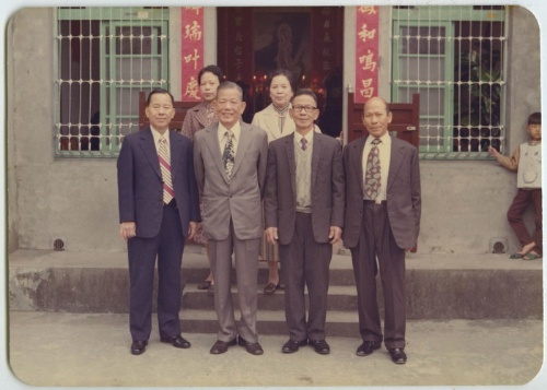 民國65年11月李鏡明醫師結婚時，李榮春(右一)與兄弟妹合照於頭城老家。