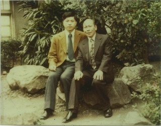 李榮春(右一)與姪子李鏡明醫師(作者)