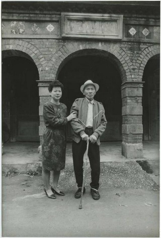 李榮春與作者夫人攝於頭城老街